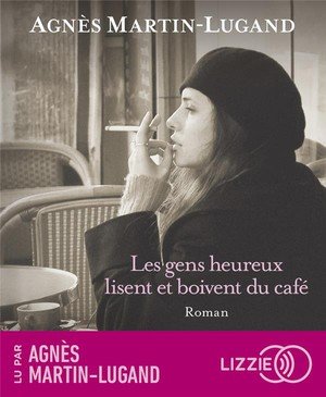 Les gens heureux lisent et boivent du cafe